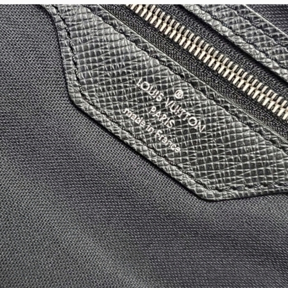 Authentic LOUIS VUITTON Taiga Leather Igor Briefcase - Ardoise Black - Picture 13 of 14